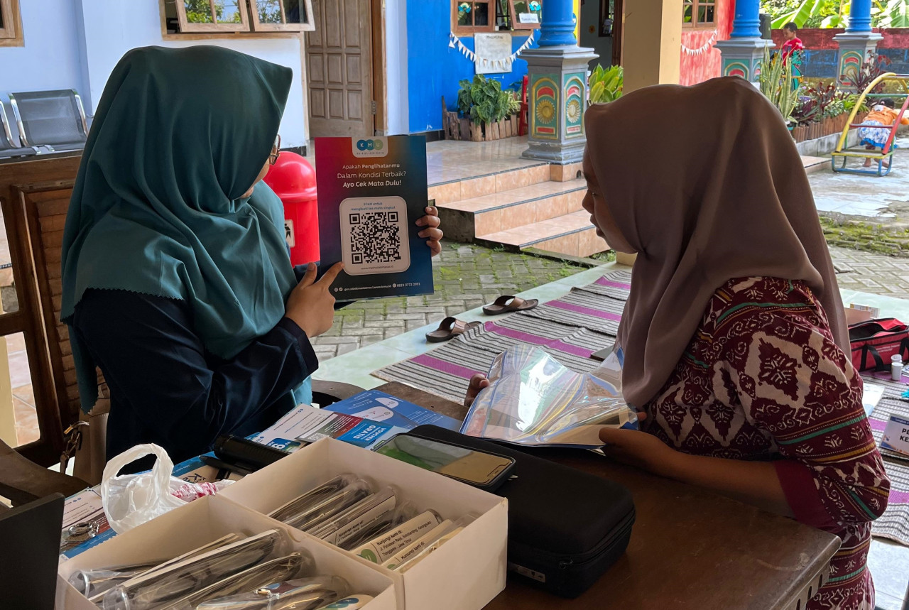 Pasien saat mengikuti tes mata online. (Foto: Klinik mata KMU Trenggalek)