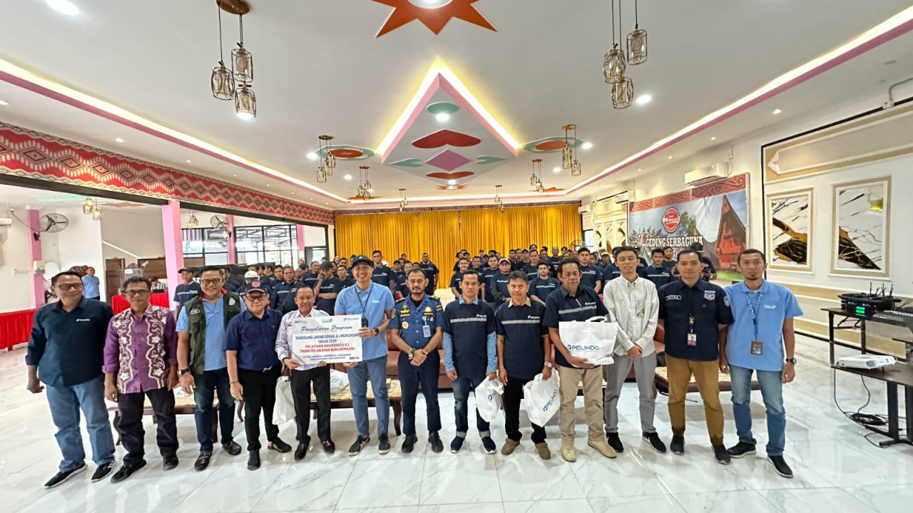 Salah satu penyerahan bantuan Pelindo 3 ke TKBM. (Foto: Humas Pelindo)