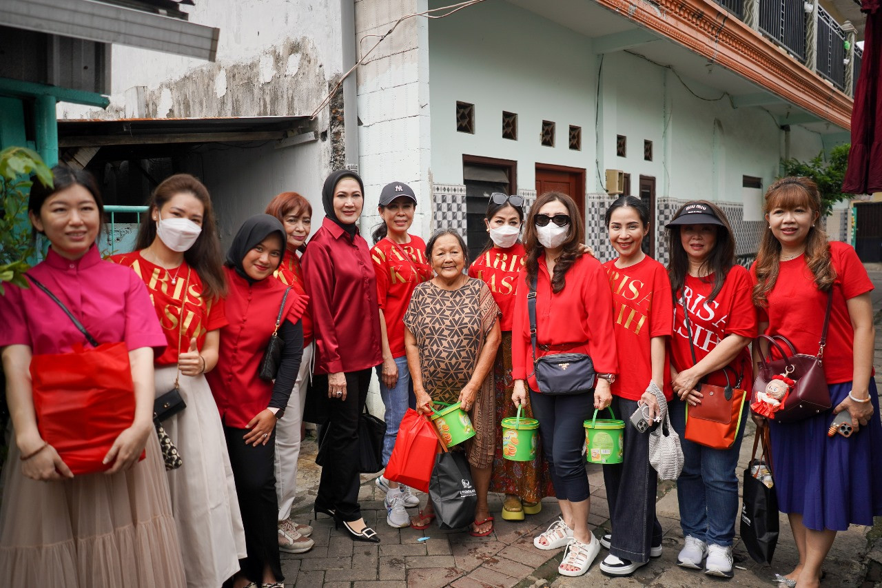 Tim Charity YWK bersama Pembina Yayasan, Lita Machfud Arifin, pengurus dan para anggota saat menyalurkan bantuan (Foto: Munir/jatimnow.com)