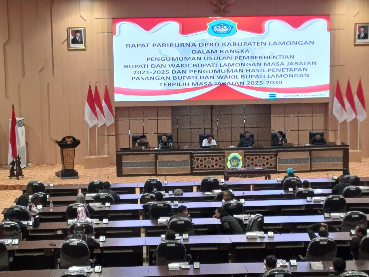 Rapat paripurna pengumuman usulan pemberhentian dan pelantikan Bupati/wabup Lamongan. (Foto : Adyad Ammy Iffansah/jatimnow.com)