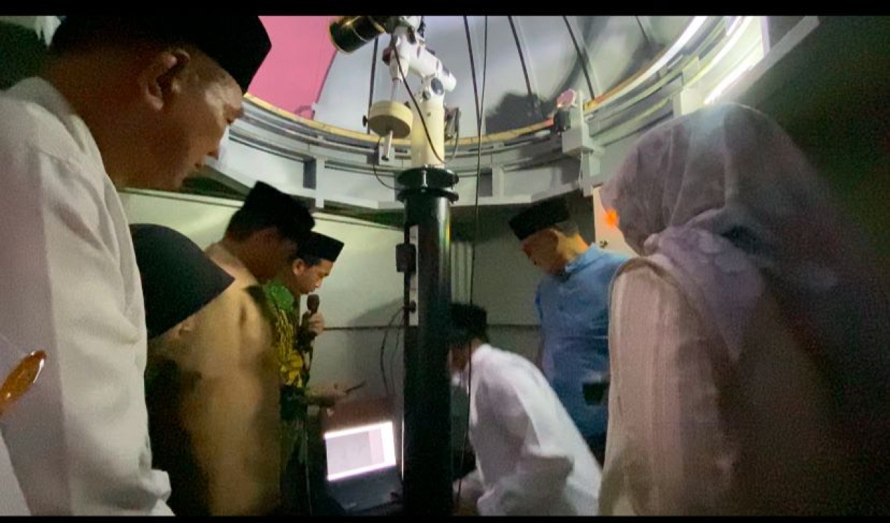 Pantauan hilal di Balai Rukyah Ibnu Syatir Pondok Pesantren Al-Islam Joresan, Kecamatan Mlarak, Ponorogo (foto: Fauzi/jatimnow.com)