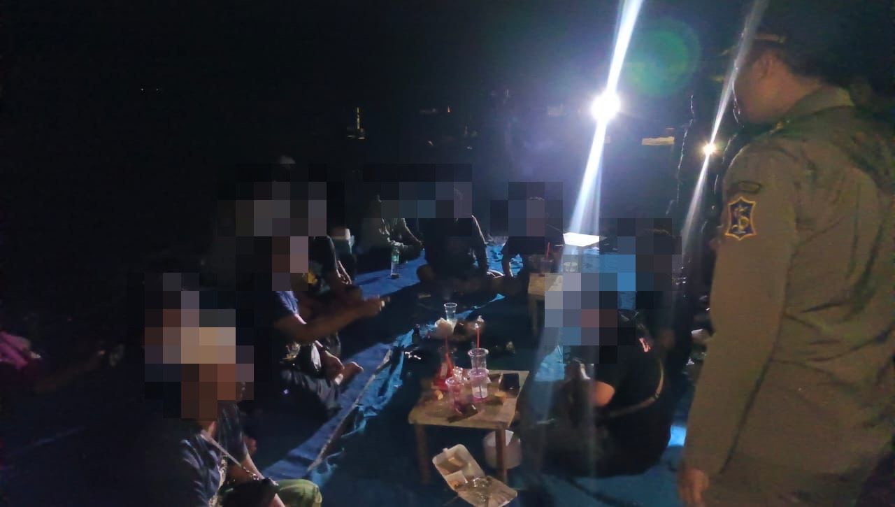 Puluhan Pemuda tertangkap tangan sedang Pesta Miras di Bawah Jembatan Suramadu (foto: Satpol PP for jatimnow.com)
