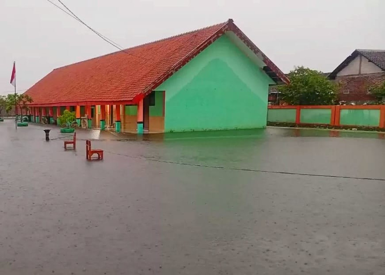 SDN Banjarasri Tanggulangin Sidoarjo tergenang banjir akibat hujan lebat kemarin. (Foto: Ahaddiini HM/jatimnow.com)