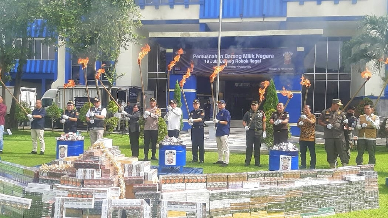 Pemusnahan 19 juta batang rokok ilegal hasil penindakan selama periode September hingga Desember 2024. (Foto: Ahaddiini HM/jatimnow.com)