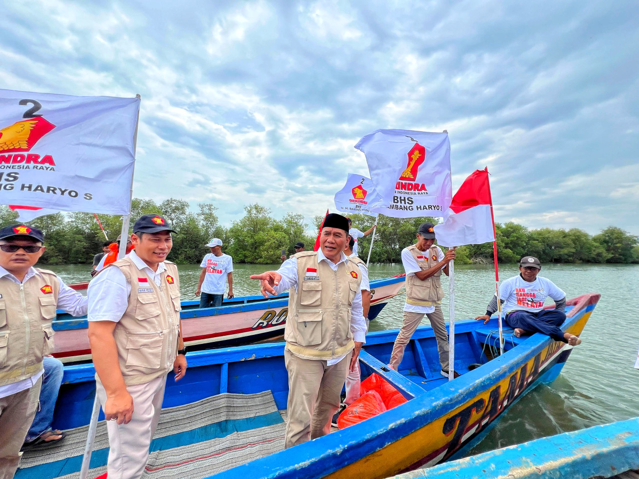 Anggota DPR RI Komisi VII Ir H Bambang Haryo Soekartono (BHS) dalam kunjungan kerjanya di kelompok nelayan Gisik Cemandi, Sedati, Sidoarjo. (Foto: Ahaddiini HM/jatimnow.com)