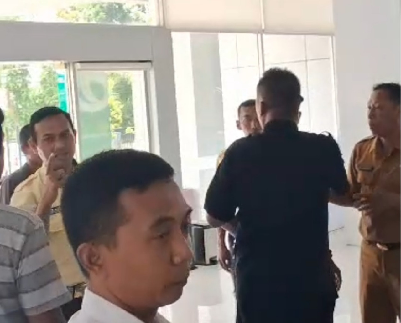 Adu mulut Pegawai BPJS Ketenagakerjaan Bangkalan dengan honorer. (Foto: tangkapan layar media sosial)