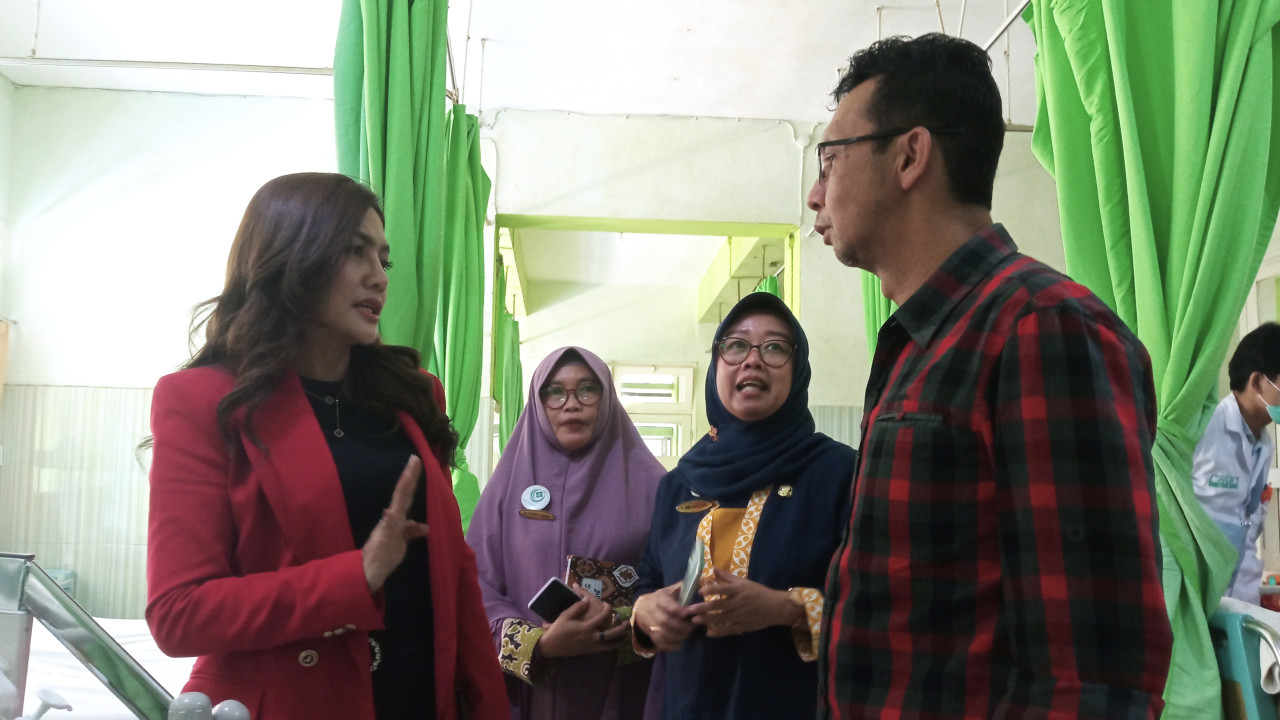Fraksi PDIP Jember kunjungi pasien tak bisa klaim BPJS Kesehatan. (Foto: Sugianto/jatimnow.com)