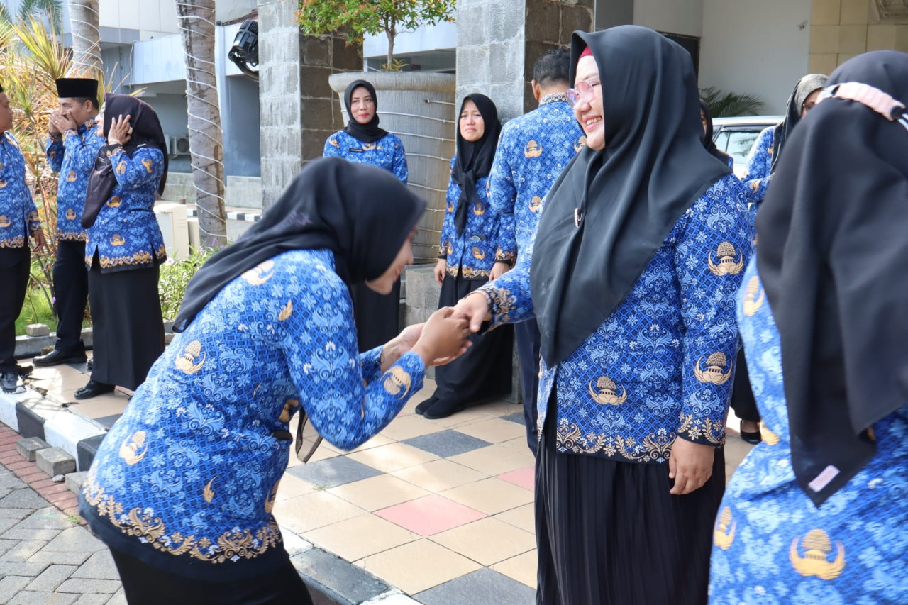 Bu Min saat berpamitan dengan ASN saat acara apel pagi di halaman kantor Bupati Gresik. (Foto: Diskominfo Gresik/jatimnow.com)