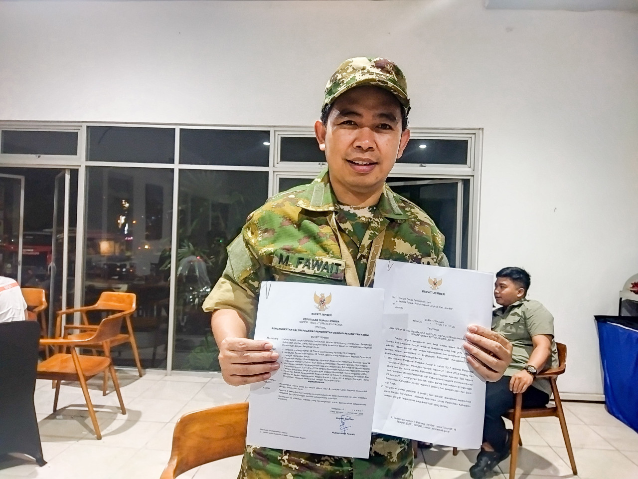 Bupati Jember Muhammad Fawait tanda tangani SK PPPK di sela retret. (Foto: Diskominfo Jember)