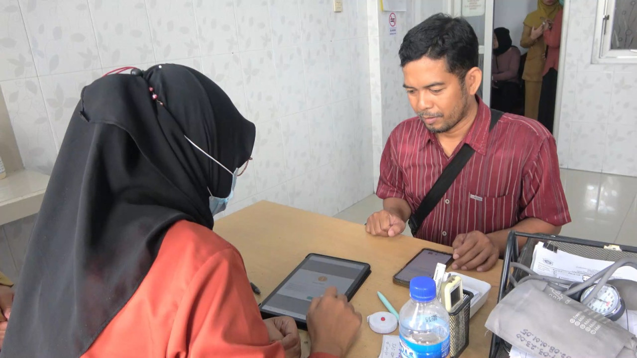 Salah satu warga Lamongan yang memanfaatkan program cek kesehatan gratis. (Foto : Adyad Ammy Iffansah/jatimnow.com)
