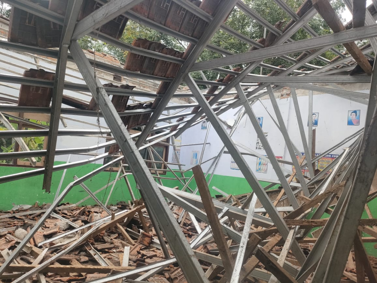 Kondisi ruang kelas 1 dan 2 SDN Curah Nongko 3 yang ambruk (Foto: Winarto for jatimnow.com)