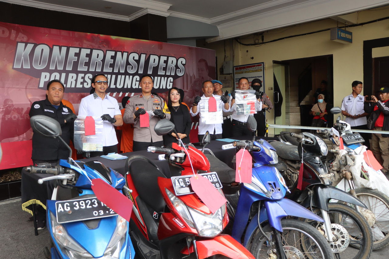 Polisi saat menunjukkan barang bukti pencurian motor di Tulungagung. (Foto: Bramanta Pamungkas/jatimnow.com)