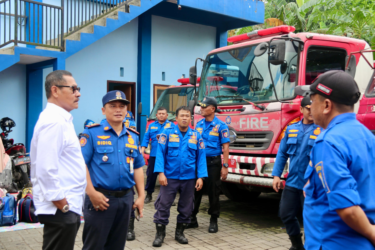 Wabup Djoko saat mengunjungi BPBD dan Damkar Jember (Foto: Diskominfo Jember for jatimnow.com)