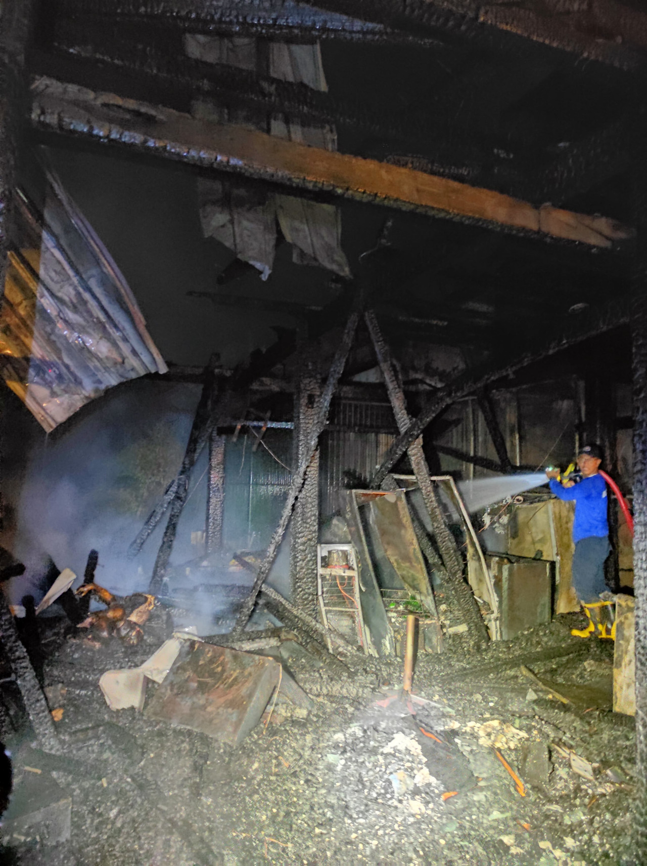 Damkar Lamongan saat melakukan pembasahan di lokasi kebakaran. (Foto : Damkar Lamongan for jatimnow.com)