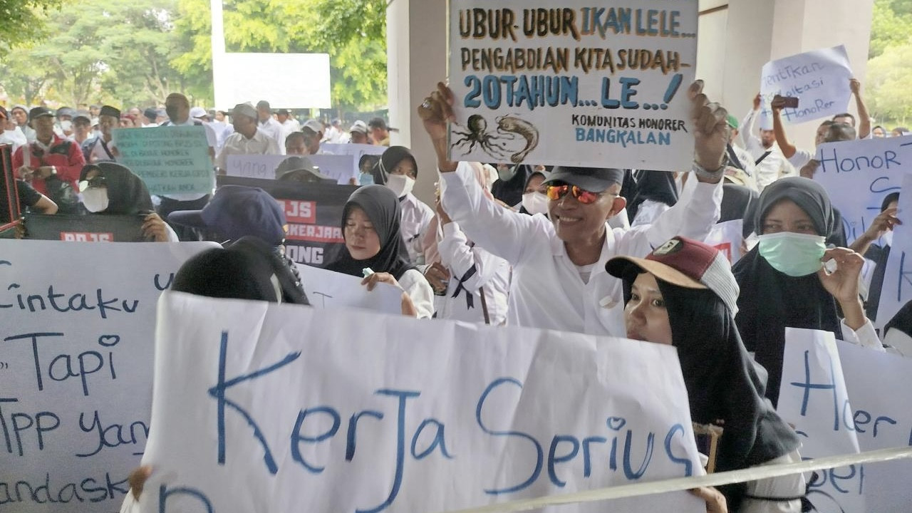 Ratusan Pegawai Honorer Geruduk Kantor DPRD Bangkalan, Tuntut Kenaikan Gaji