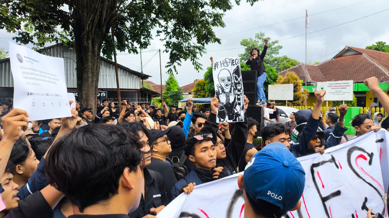 Ratusan mahasiswa Jember aksi depan DPRD. (Foto: Sugianto/jatimnow.com)