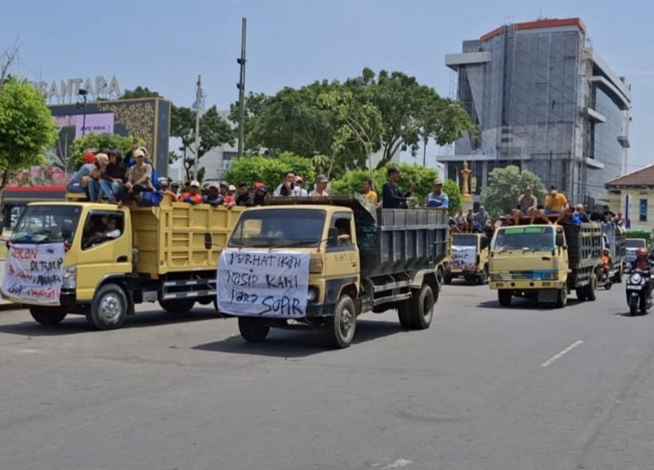 Puluhan sopir dumptruk bawa armada demo kantor Pemkab Jember (Foto: Sugianto/jatimnow.com)