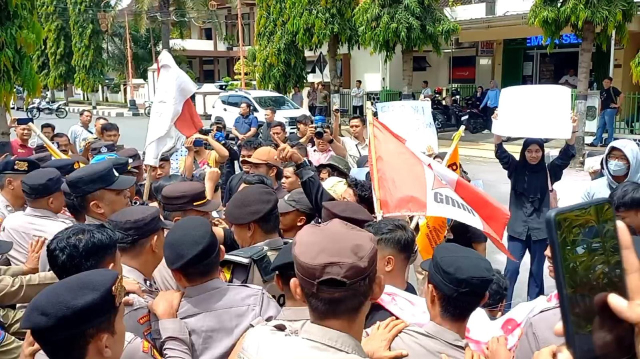 Aksi mahasiswa di Trenggalek saat unjuk rasa tolak MBG. (Foto: Bramanta Pamungkas/jatimnow.com)