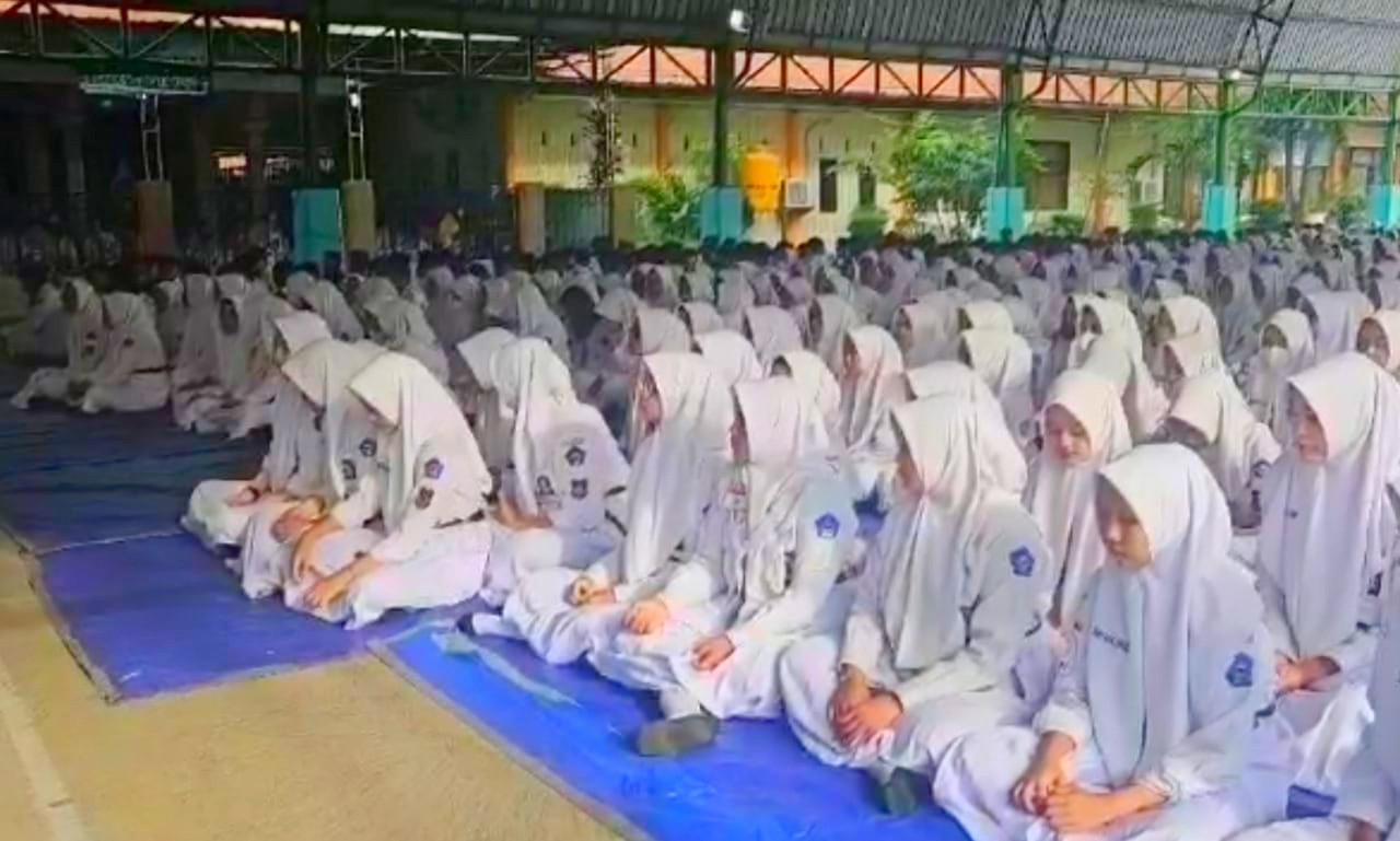 Suasana doa bersama di halaman SMA Negeri 1 Porong Sidoarjo yang diikuti oleh ratusan siswa. (Ahaddiini HM/jatimnow.com)