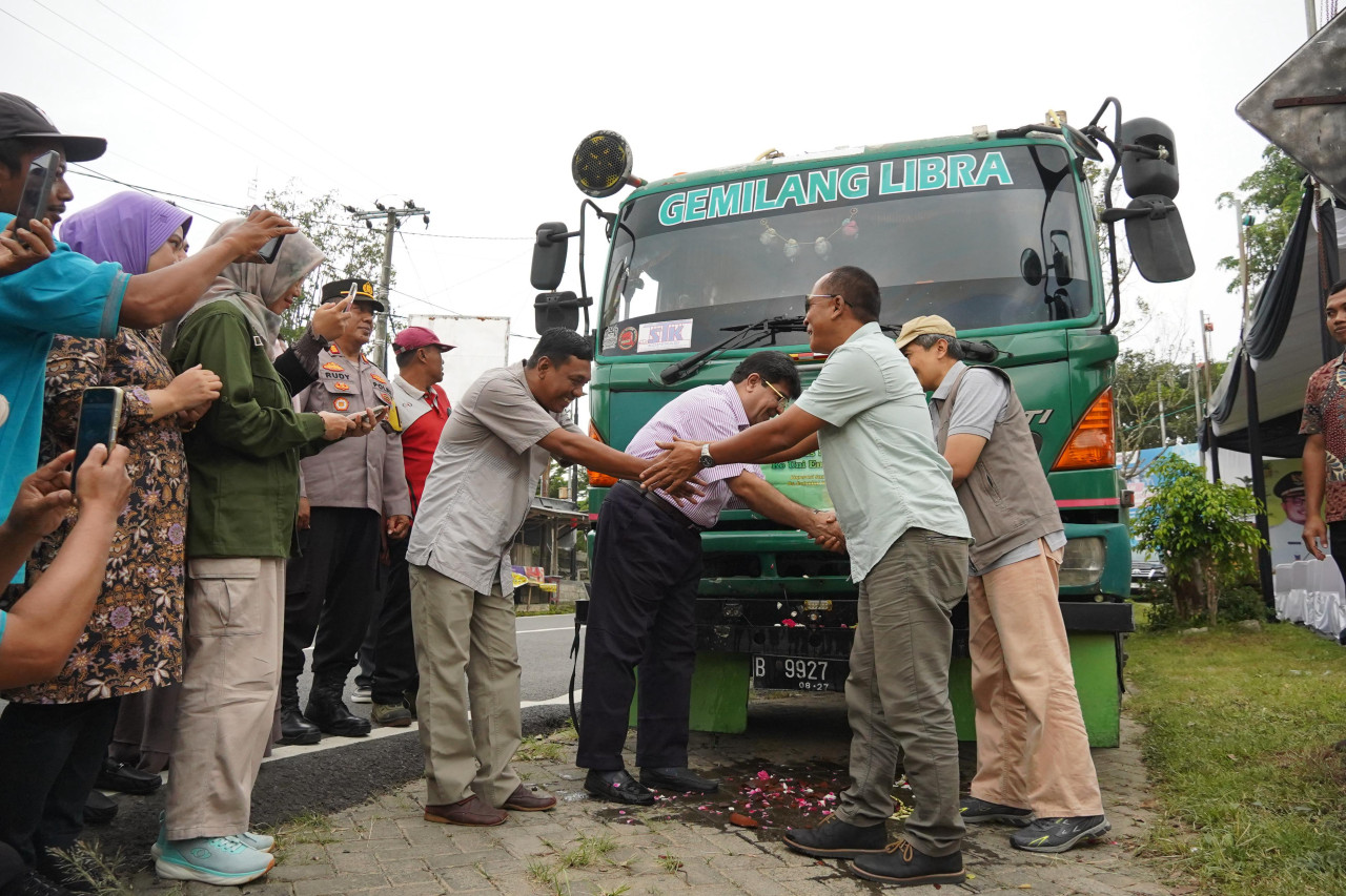 Pengiriman buah nanas simplek ke Uni Emirat Arab. (Foto: Pemkab Kediri for jatimnow.com)
