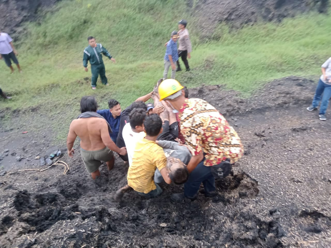 ABG Jember Tersambar Petir saat Mencari Jamur di Tempat Pembuangan Limbah