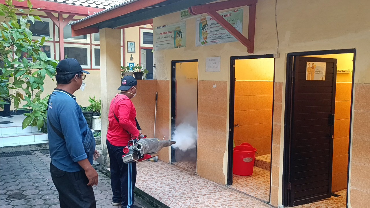 Petugas saat melakukan foging di sebuah sekolah di Tulungagung. (Foto: Bramanta Pamungkas/jatimnow.com)
