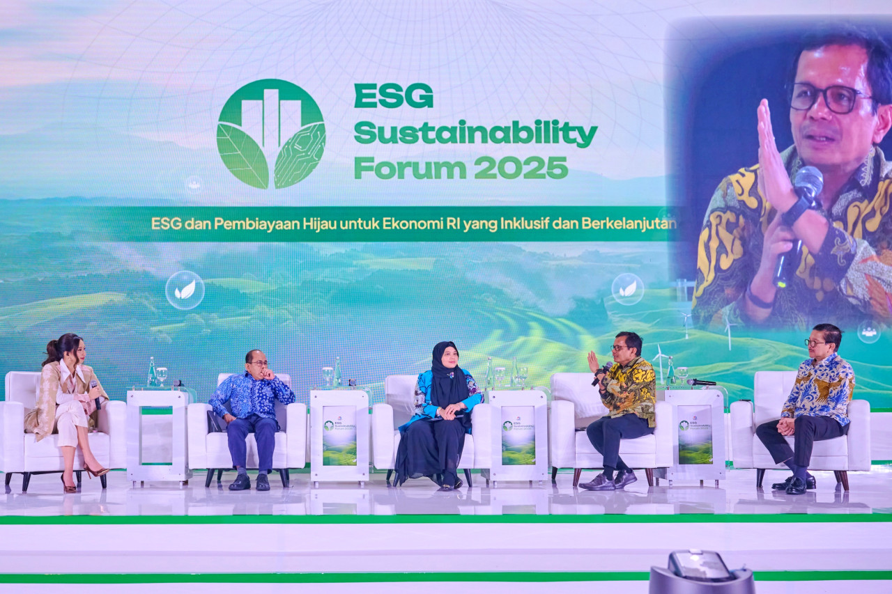 Direktur Utama SIG, Donny Arsal (kedua kanan) menyampaikan paparan pada acara ESG Sustainability Forum 2025 yang diselenggarakan oleh CNBC Indonesia di Menara Bank Mega, Jakarta, pada Jumat (31/1/2025). (Foto: Humas SIG)