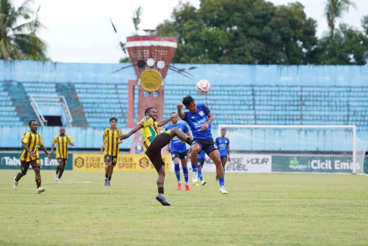 Pertandingan Persewar Waropen vs Gresik United di Stadion Mandala Jayapura, Selasa (4/2/2025). (Foto: Gresik United Official for jatimnow.com)