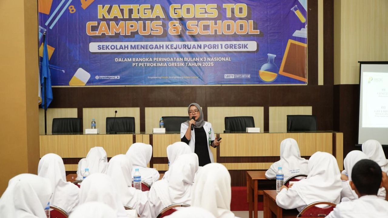 Dokter dari Rumah Sakit Petrokimia Gresik (RSPG) saat menyampaikan materi terkait pencegahan kanker pada acara K3 Goes to School di SMK PGRI 1 Gresik. (Foto: Humas Petrokimia Gresik for jatimnow.com)