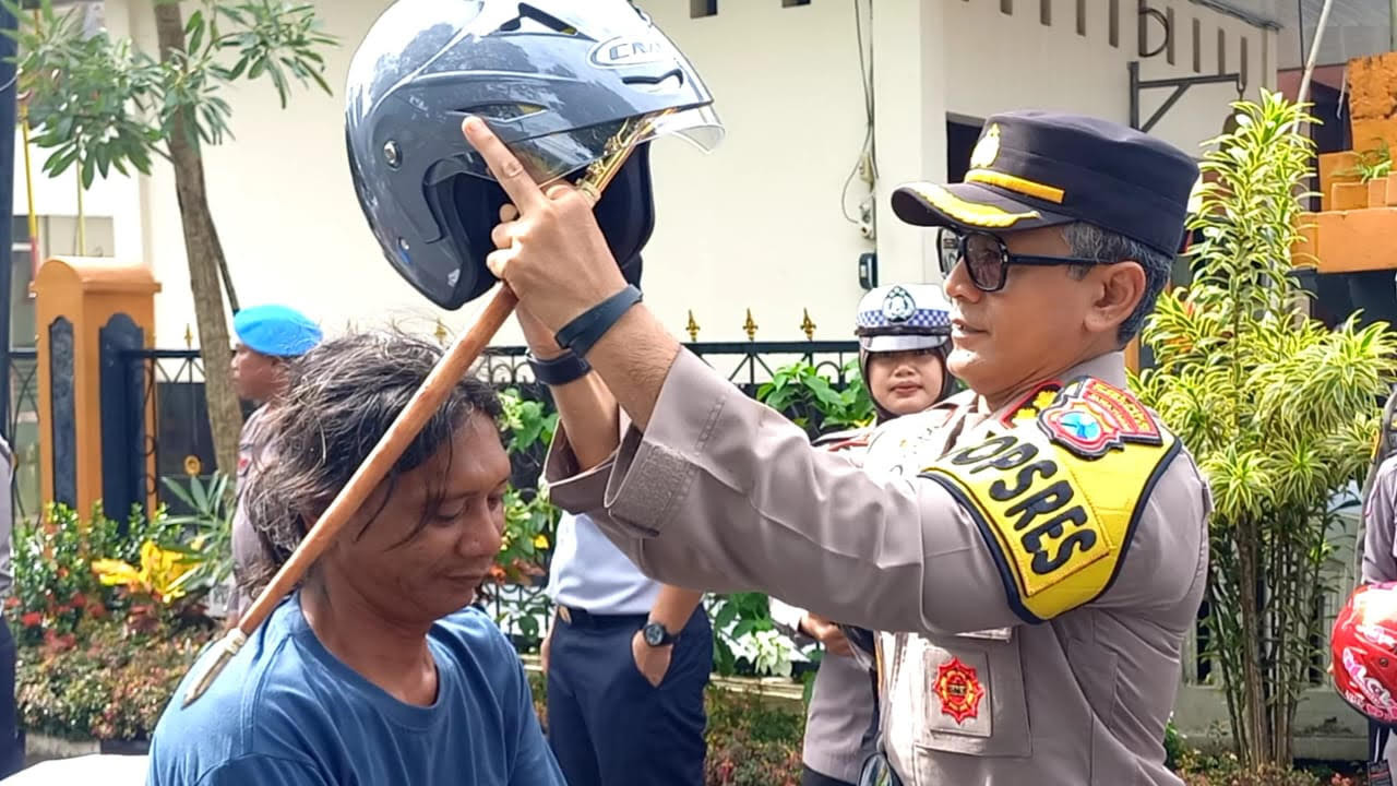 Operasi Semeru 2025, Polres Trenggalek Bagi-bagi Helm