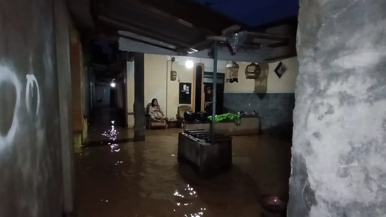 Genangan air banjir masuk ke kawasan pemukiman warga. (Foto: Bramanta Pamungkas/jatimnow.com)