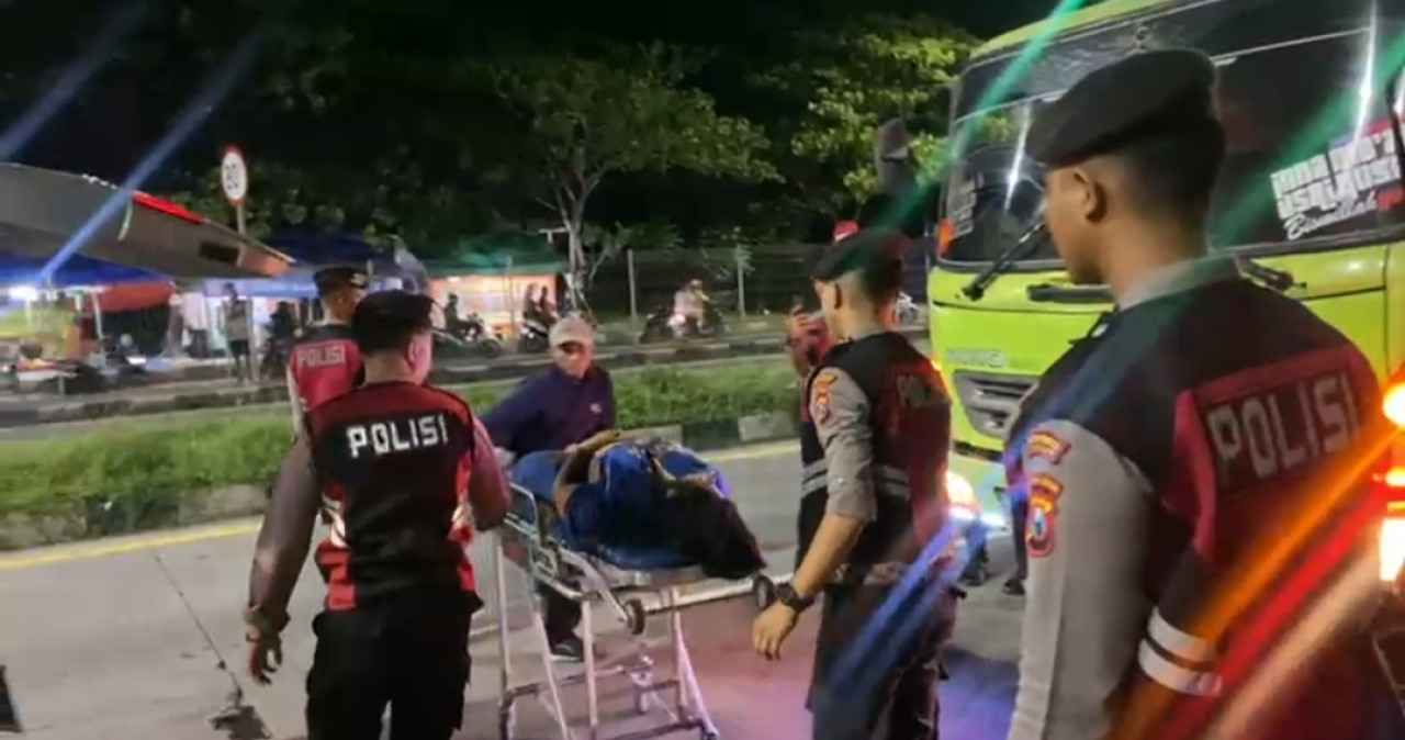 Anggota Polres Bangkalan Bantu Ibu Melahirkan dalam Truk saat Melintas Suramadu