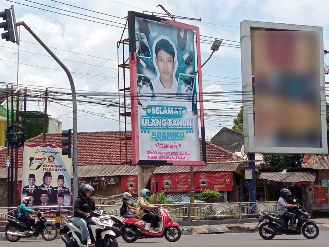 Baliho ucapan ulang tahun buat suami di Jember curi perhatian publik. (Foto: Sugianto/jatimnow.com)