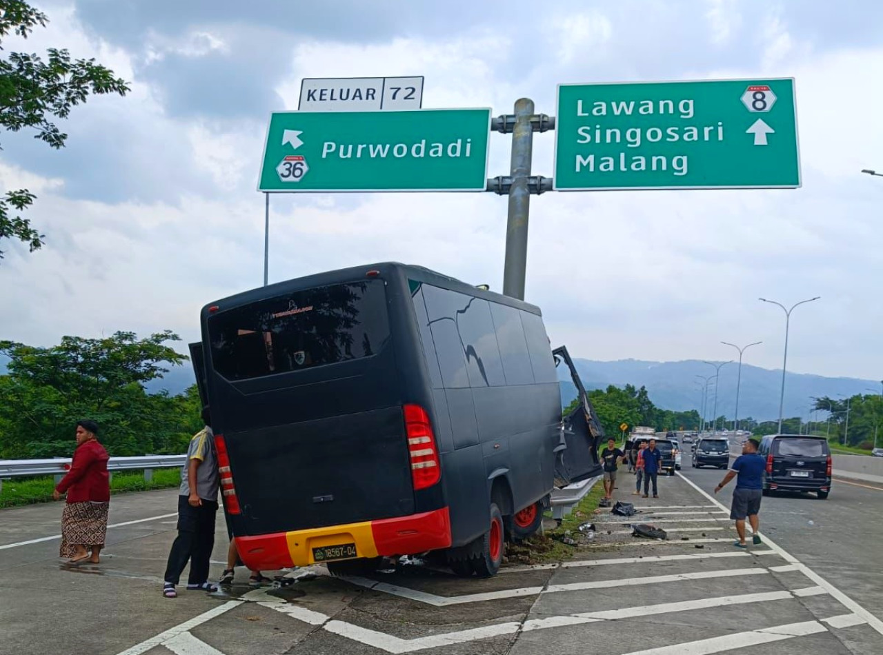 Bus milik Brimob Polri yang menabrak tiang baja penunjuk jalan tol. (Foto: dok. SMAN 1 Porong  for jatimnow.com)