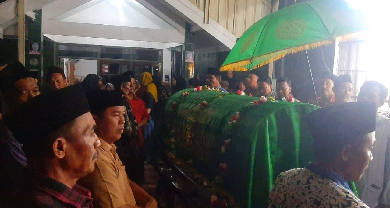 Proses pemakaman jenazah Nafiri Rimbi Maharani siswi SMA Negeri 1 Porong. (Foto: Ahaddiini HM/jatimnow.com)
