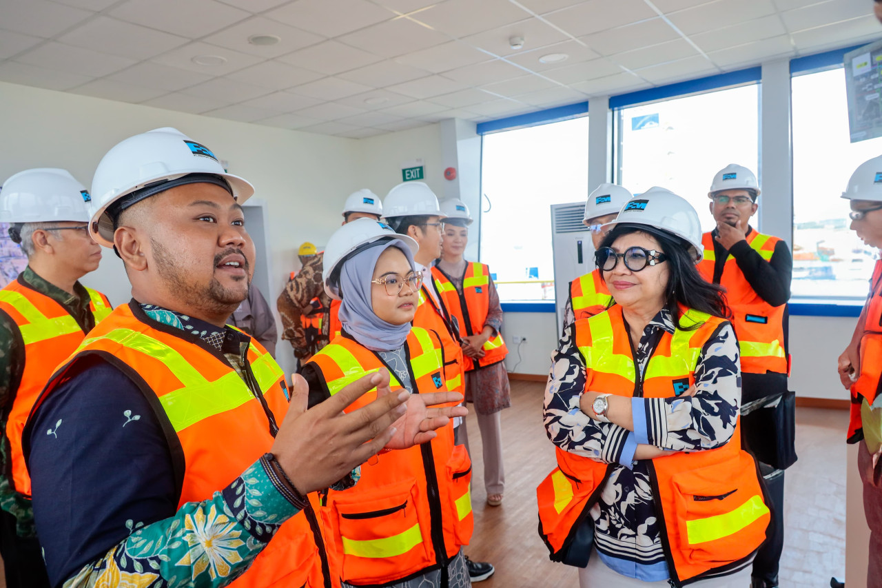 Bupati Gresik Fandi Akhmad Yani mendampingi Komisi VII DPR RI saat berkunjung ke smelter PT Freeport Indonesia. (Foto: Diskominfo Gresik)