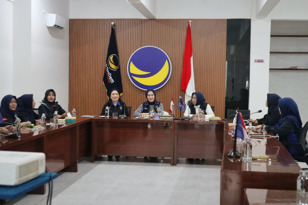 Pengurus Garnita dan Ketua DPW NasDem Jatim Lita Machfud Arifin (foto: Taufiq for jatimnow.com)
