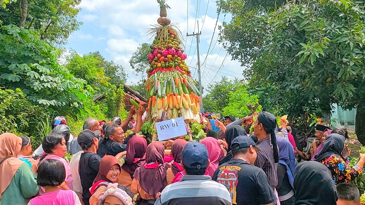 Suasana ruwatan larung sesaji Desa Bogempinggir, Kecamatan Balongbendo Sidoarjo  (Foto: dok. jatimnow.com)