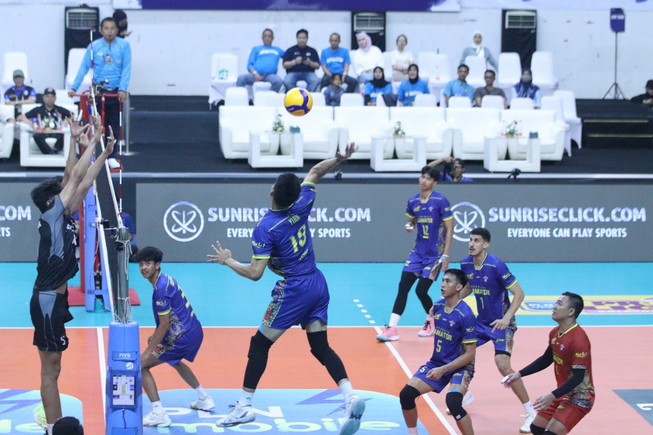 Pertandingan Surabaya Samator vs Garuda Jaya dalam lanjutan PLN Mobile Proliga 2025, di GOR Jalak Harupat Bandung, Minggu (9/2/2025). (Foto: Proliga Official)