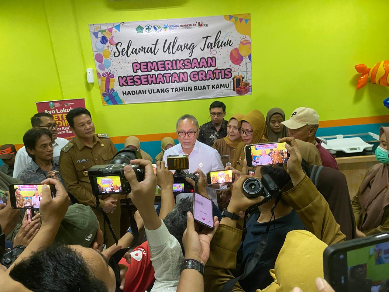 Menteri Koordinator Bidang Pangan Zulkifli Hasan saat memberi keterangan pers. (Foto: Aan Haryono/jatimnow.com)