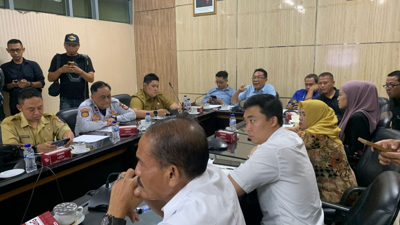 Komisi C DPRD Jember gelar Rapat Dengar Pendapat perihal batasan blokade jalan provinsi (Foto: Sugianto/jatimnow.com)