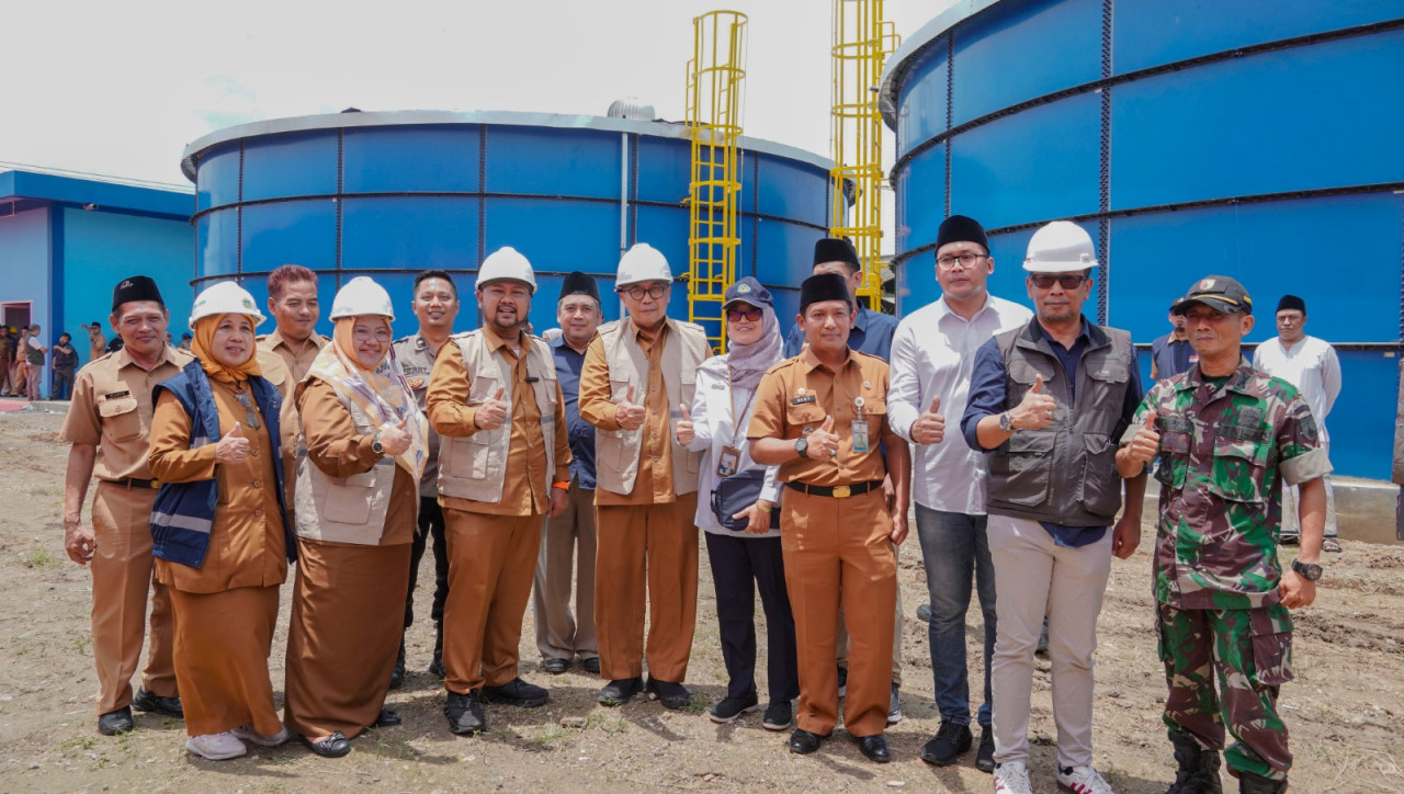 Bupati Gresik, Fandi Akhmad Yani dan Wakil Bupati Gresik Aminatun Habibah saat meresmikan reservoir Duduksampeyan. (Foto-foto: Diskominfo Gresik)