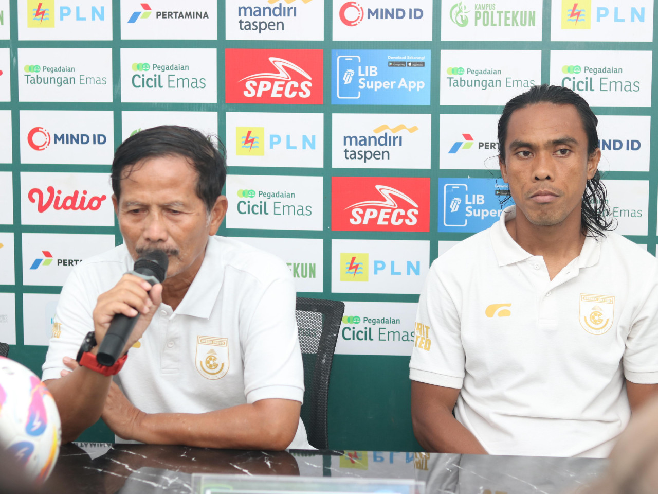 Pelatih kepala Gresik United Djajang Nurjaman saat jumpa pers seusai pertandingan Persiku Kudus vs Gresik United. (Foto:  Gresik United Official)