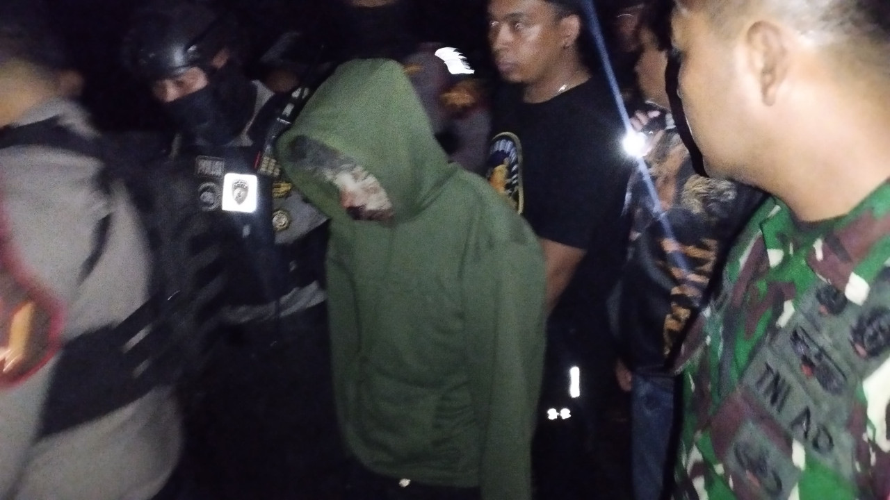 Warga dan petugas mengamankan pelaku pembunuhan FA. (Foto: Sarman for  jatimnow.com)