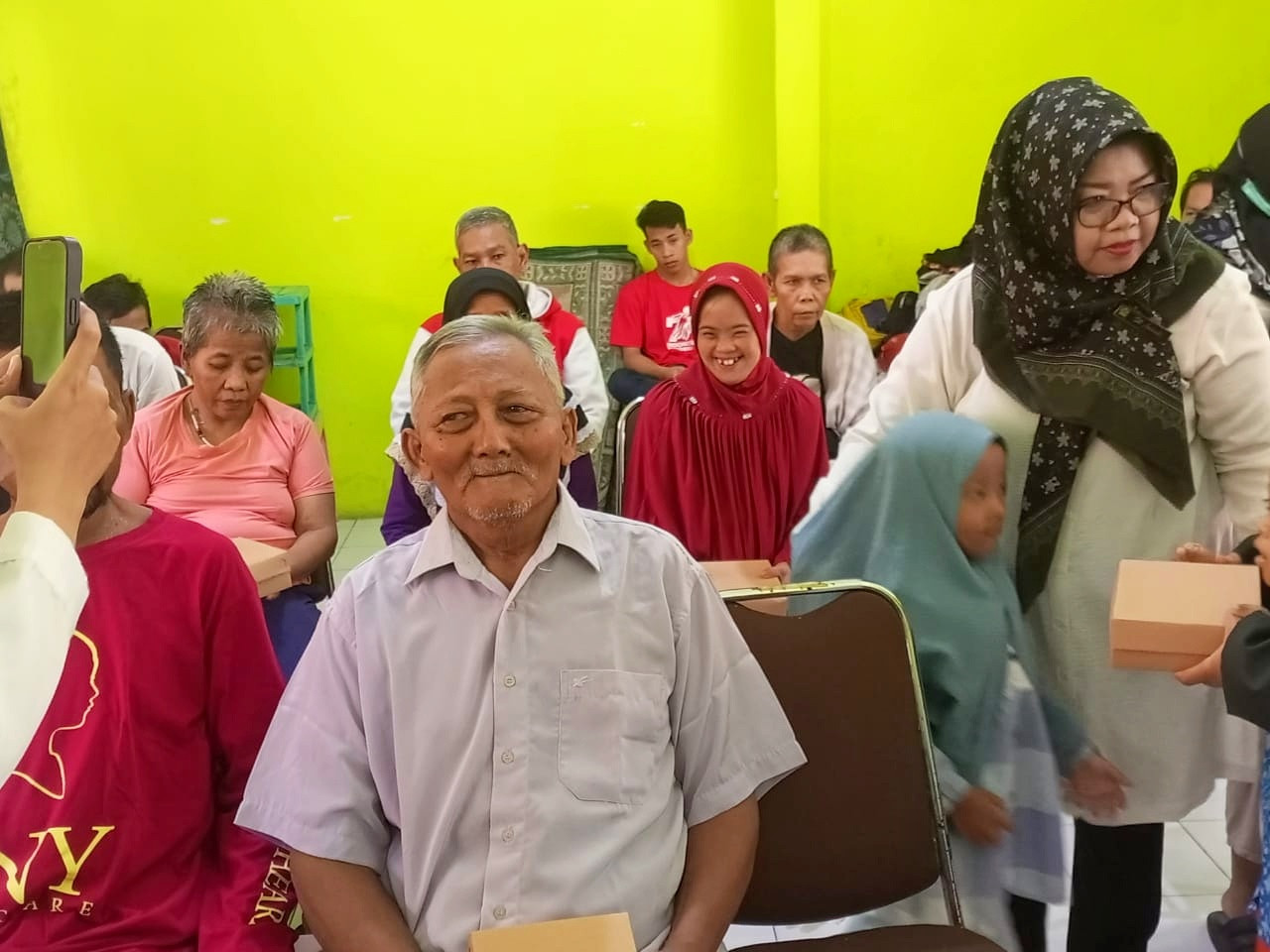 Suasana Liponsos saat mendapat kunjungan dari salah satu sekolah TK inklusif Kabupaten Sidoarjo. (Foto: Ahaddiini HM/jatimnow.com)