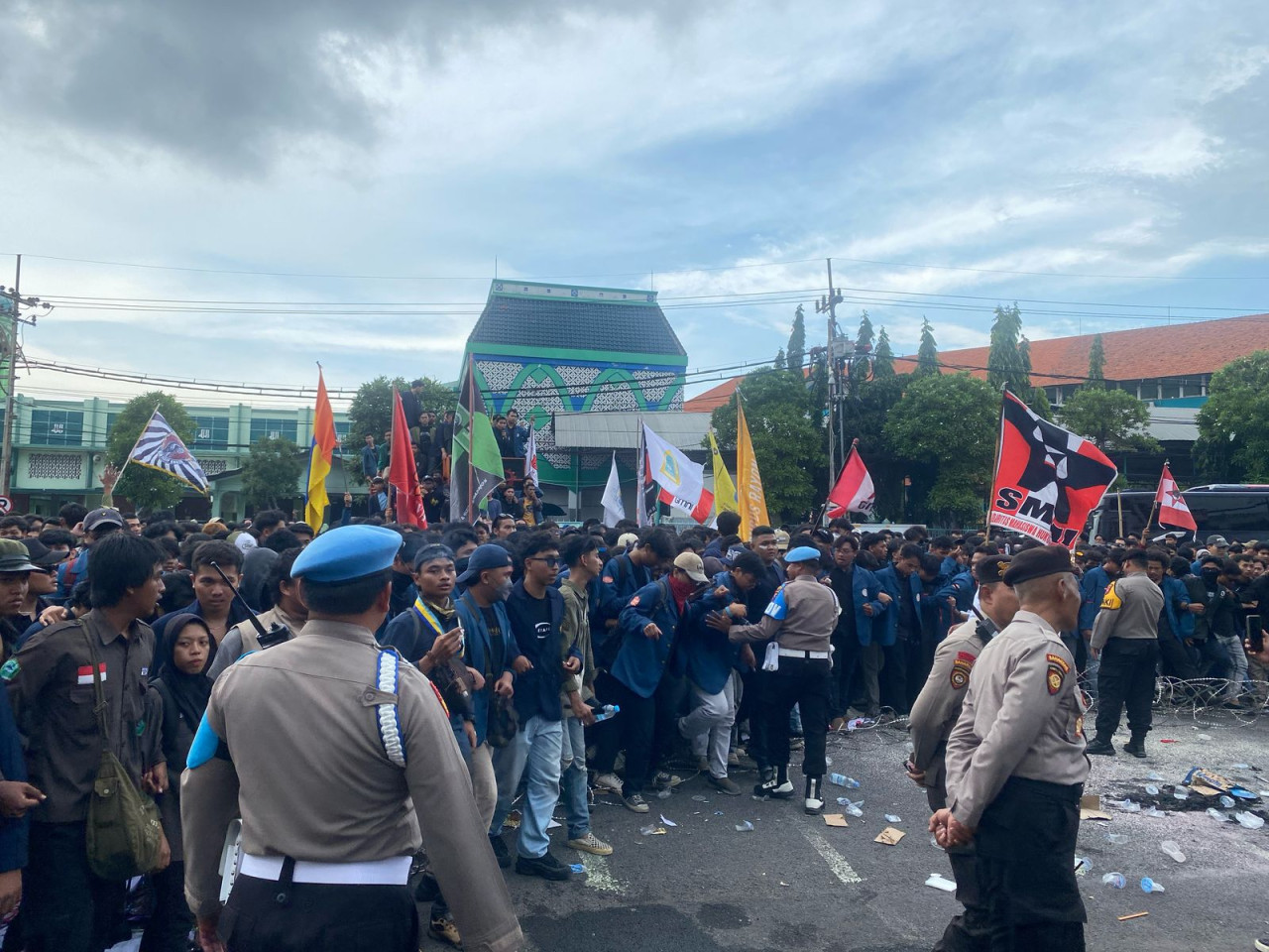 Kericuhan terjadi di tengah aksi mahasiswa (foto: Dini for jatimnow.com)