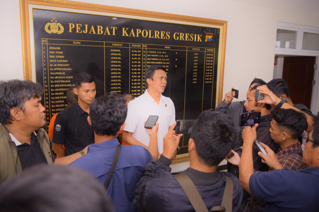 Kasat Reskrim AKP Abid Uais Al-Qarni Aziz saat memaparkan kronologi kejadian serta proses penangkapan para pelaku pencurian dengan modus ganjal mesin ATM. (Foto: Humas Polres Gresik)