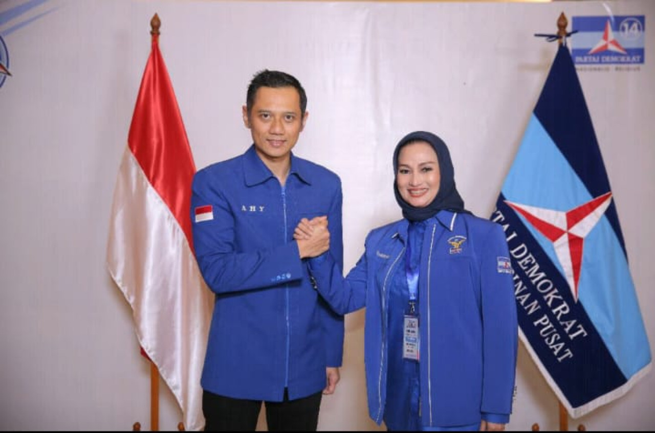 AHY (kiri) dan Lucy (kanan) (foto: Demokrat Surabaya for jatimnow.com)