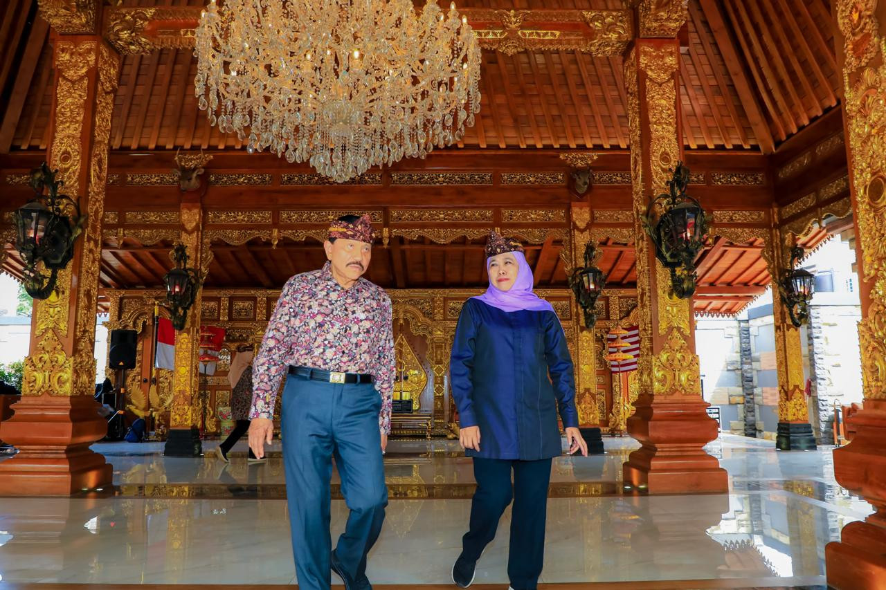 Khofifah didampingi Hendro Prijono berkeliling area kraton Majapahit Jakarta (foto: Humas Pemprov Jatim for jatimnow.com)