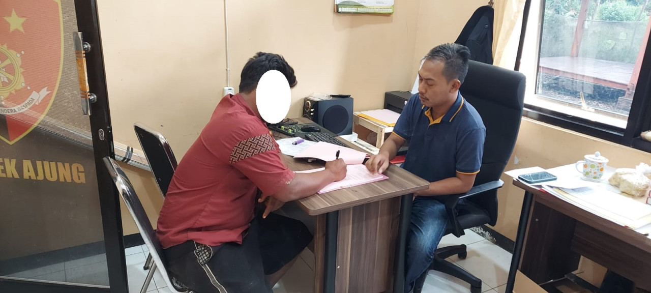 Tersangka ayah kandung di Jember diperiksa polisi. (Foto: Polsek Ajung)